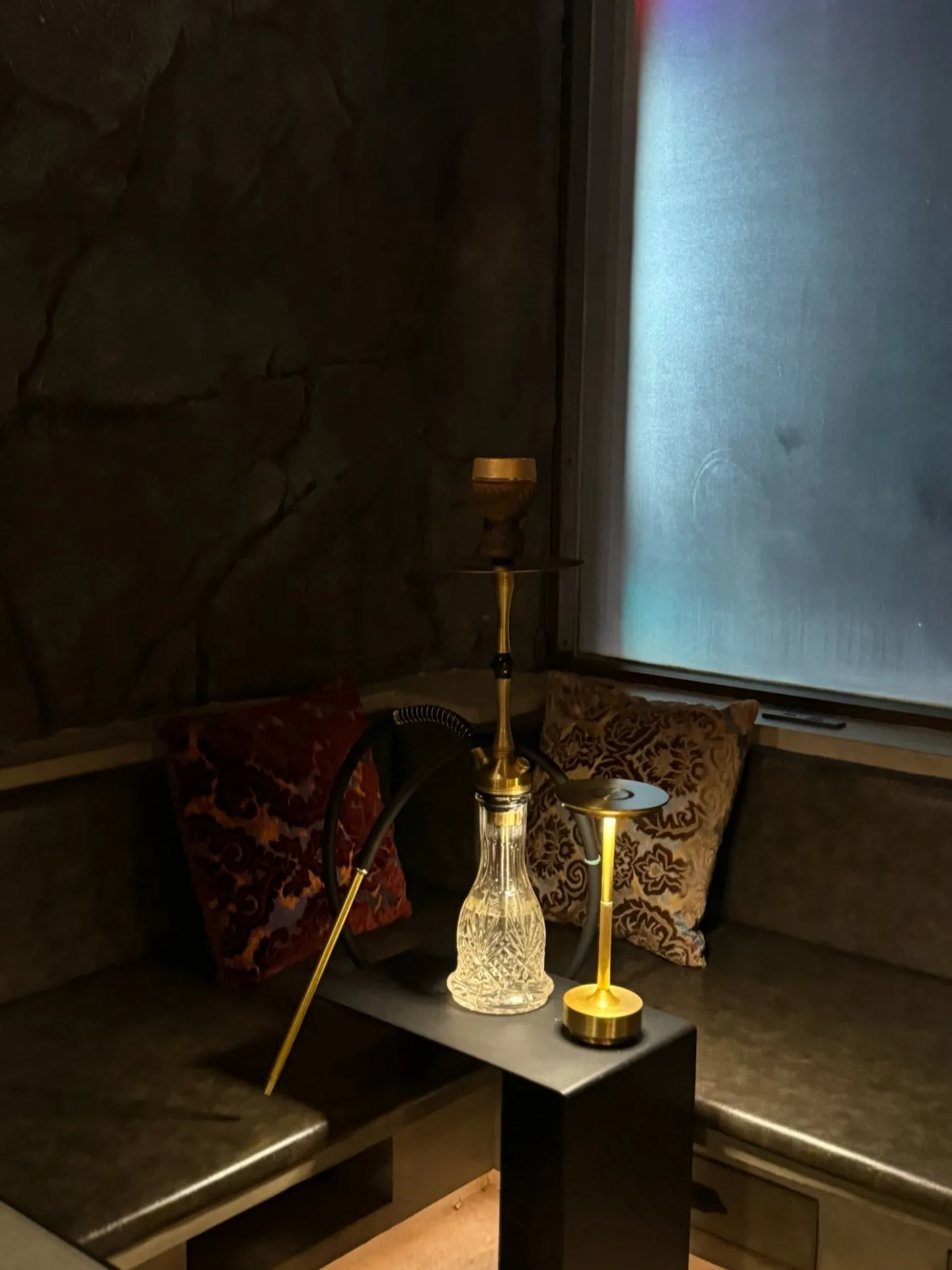 心斎橋シーシャカフェの高評価の内装！スタッフが研究を続けるダークリーフ