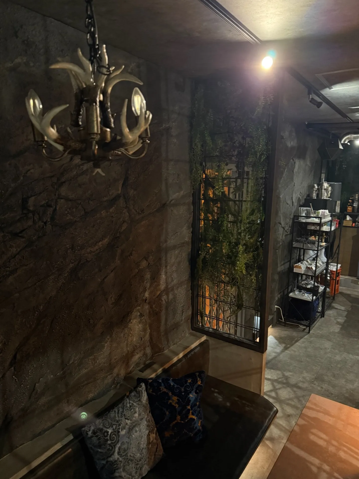 心斎橋シーシャで夜の作業タイム！ナイトモードの落ち着いた環境